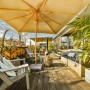 Großer beiger Sonnenschirm auf Holzterrasse, ideal für Granit Schirmständer mit Edelstahl Universal Standrohr.