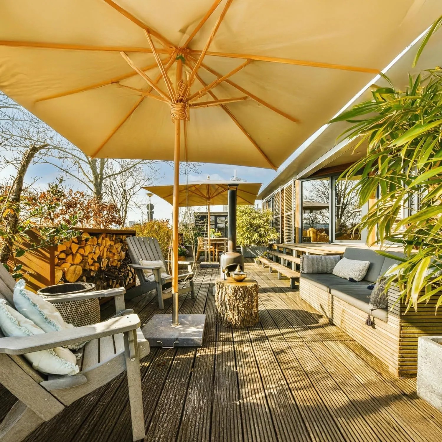 Großer beiger Sonnenschirm auf Holzterrasse, ideal für Granit Schirmständer mit Edelstahl Universal Standrohr.