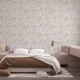 Schlafzimmer mit floraler Marburg Vliestapete Botanica 2 in Grau-Beige.