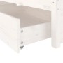 Detailaufnahme: Weißes Holzbett mit Schublade für zusätzlichen Stauraum.
