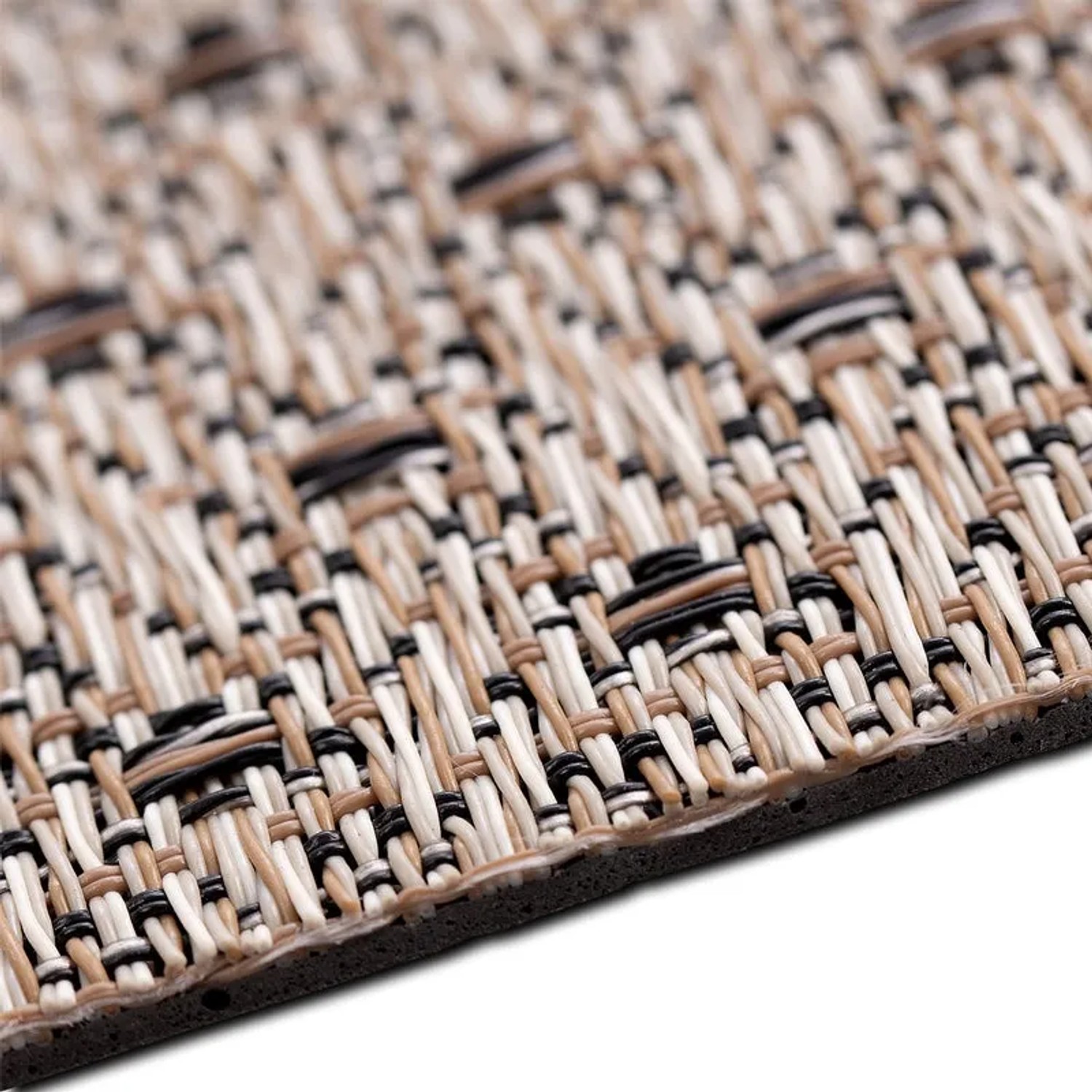 Detailansicht des wetterfesten Outdoor Teppichs "Pavia" in Beige, Braun und Schwarz. Ideal für Terrasse und Garten.