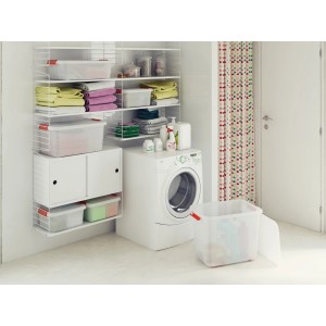 Transparente Aufbewahrungsbox K-Latch XXL mit Deckel und roten Akzenten im Einsatz im Waschraum.