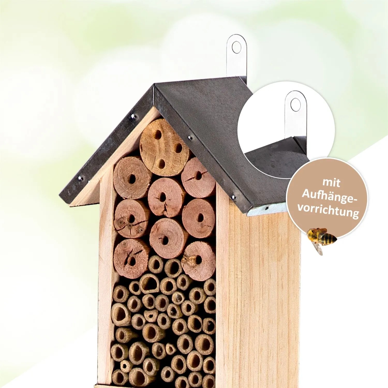 Holz-Insektenhotel mit dunklem Dach, Niströhren und Aufhängevorrichtung. Nisthilfe für Bienen.