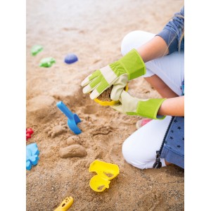 Kind spielt im Sandkasten mit gelben Kinderhandschuhen (Größe 4) der Kategorie Gartenbekleidung.