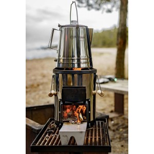 Petromax Perkolator 3L aus Edelstahl auf einem Holzofen für Lagerfeuer-Kaffee.