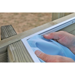 Detailaufnahme: Montage des blauen PVC-Liners im Gre Echtholzpool Marbella.