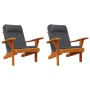 Zwei anthrazitfarbene Adirondack-Auflagen aus Oxford-Gewebe auf Holzstühlen. Bequeme Sitzkissen für Gartenmöbel.