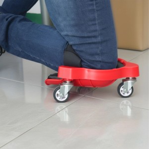 Roter Knieschoner auf Rollen aus Kunststoff für Bodenarbeiten. Person kniet auf dem mobilen Knieschutz auf Fliesen.