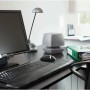 UHU Luftentfeuchter Ambiance in Anthrazit auf einem Schreibtisch mit Büromaterial.