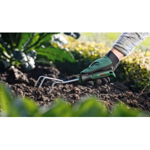 Bosch Garten-Grubber im Einsatz: Hand mit Gartenhandschuh lockert Erde im Beet mit dem Grubber.