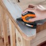 Worx Multischleifer mit Schleifpapier K80 im Einsatz auf Holzgeländer.