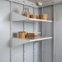 Biohort Regalböden für Neo Gerätehaus, 2er-Set, mit Gartengeräten und Vorratsglas auf den Böden.