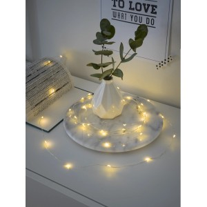 Konstsmide Micro LED Lichterkette mit 20 warmweißen LEDs auf silbernem Draht für den Innenbereich.