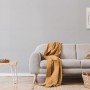 Wohnraum mit Erfurt Vliestapete Variovlies Sand als Basis für individuelle Wandgestaltung.