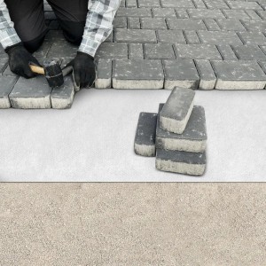 Verlegung von Pflastersteinen auf KARAT Unkrautvlies Ground Control, weiß, 1,5x2,5m.