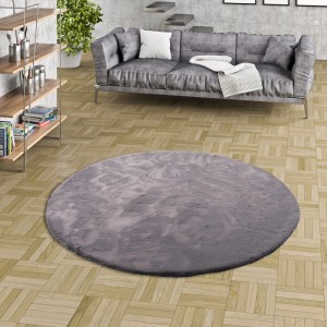 Runder, grauer Fellteppich „Pergamon Luxus Super Soft Plush“, 80x80 cm, im Wohnzimmer.