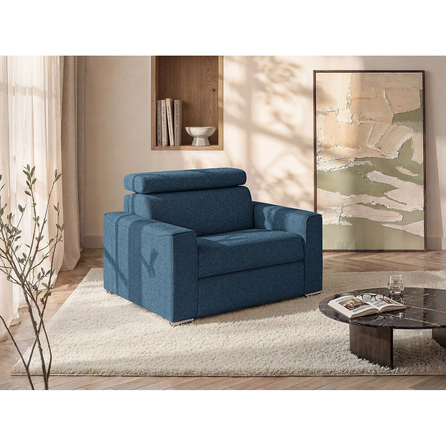 Blauer Schlafsessel aus Stoff im modernen Wohnzimmer. Kompakter Relaxsessel mit verstellbarer Kopfstütze.