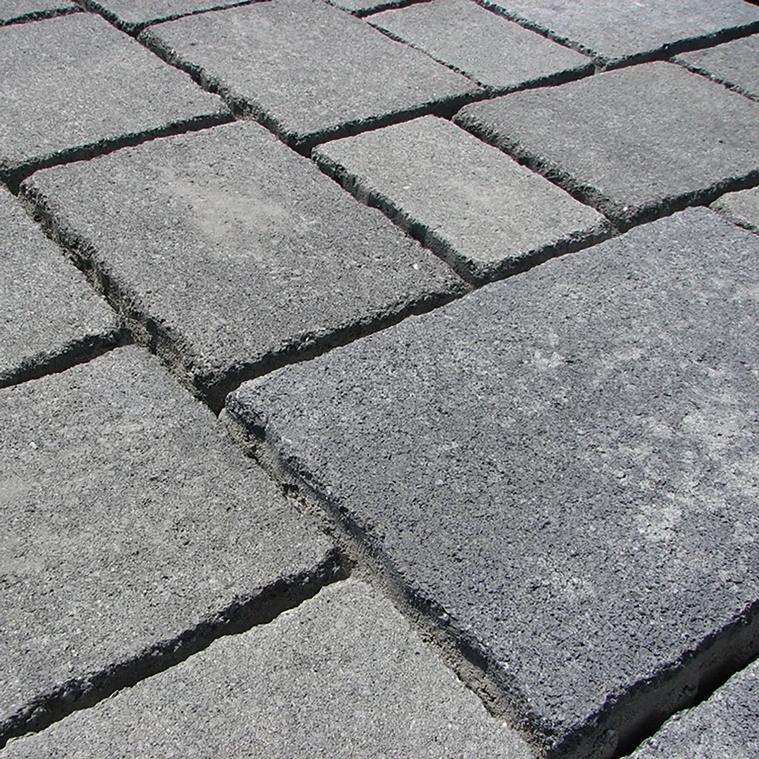 Grau-nuanciertes Mehrformat-Pflaster Encanto Beton Antik in Steinoptik für Gartenwege und Einfahrten.