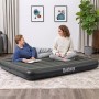 Bestway TriTech Luftbett für 1 Person, 185x76x25 cm, mit zwei Personen im Wohnzimmer.