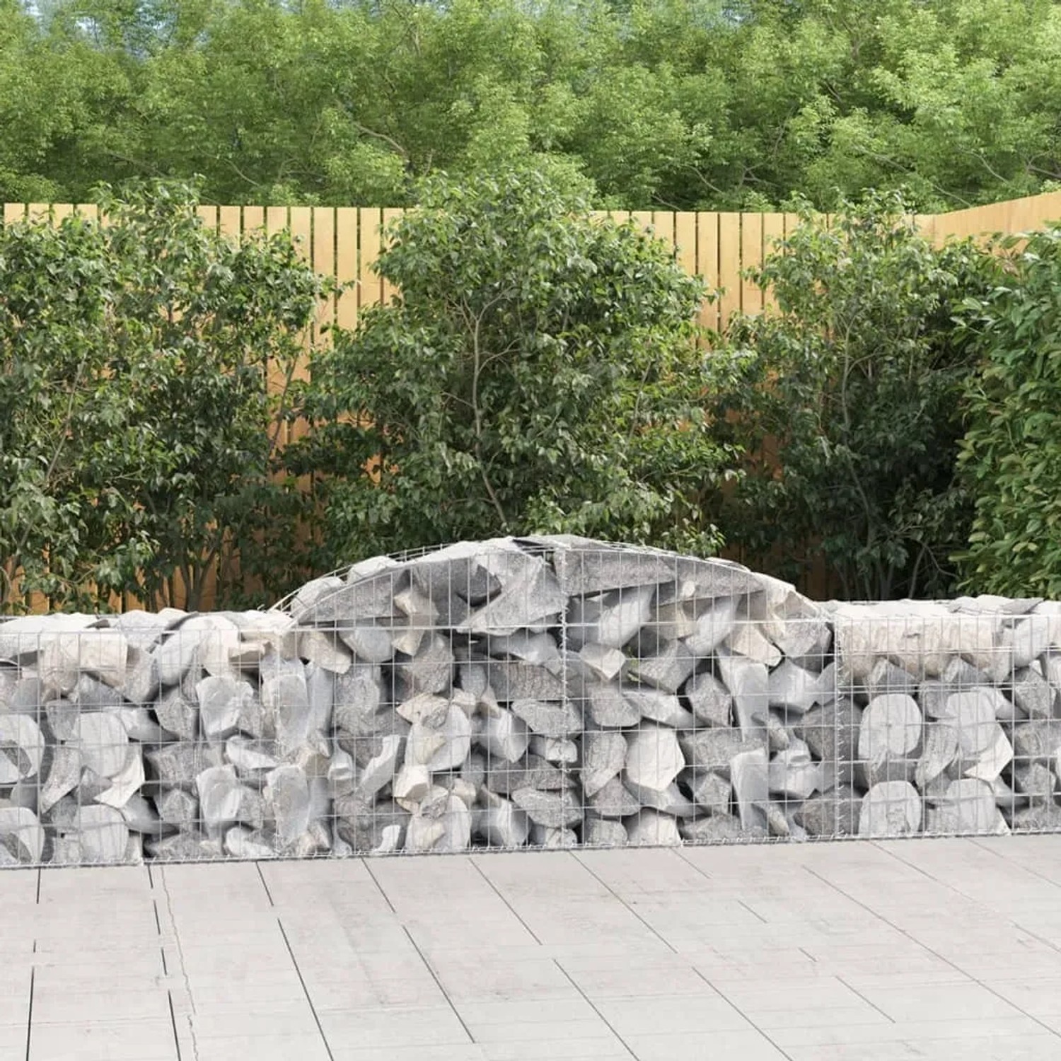 Gabionen-Set mit Hochbogen, 11 Stück, gefüllt mit Steinen, als dekorativer Sichtschutz im Garten.