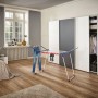 Leifheit Wäscheständer Pegasus 180 Solid mit Wäsche im Innenraum.