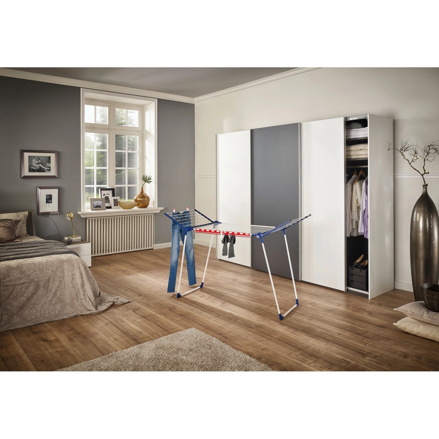 Leifheit Wäscheständer Pegasus 180 Solid mit Wäsche im Innenraum.