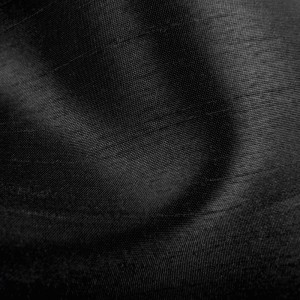 Detailaufnahme: Schwarze Arsvita Kissenhülle Alessia 50x50 cm mit Füllkissen.