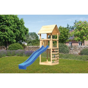 Karibu Spielturm Lotti mit roter Rutsche und Kletterwand im Garten.