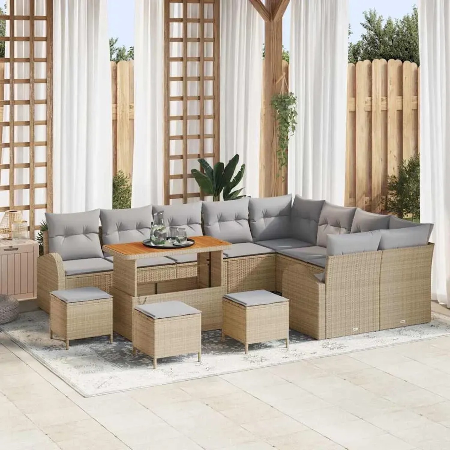 Beiges 13-teiliges vidaXL Garten-Sofa-Set aus Poly Rattan mit Tisch und Kissen.
