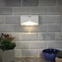 Mr.Beams MB710 Batterieleuchte mit Sensor an Wand, gibt Licht ab.