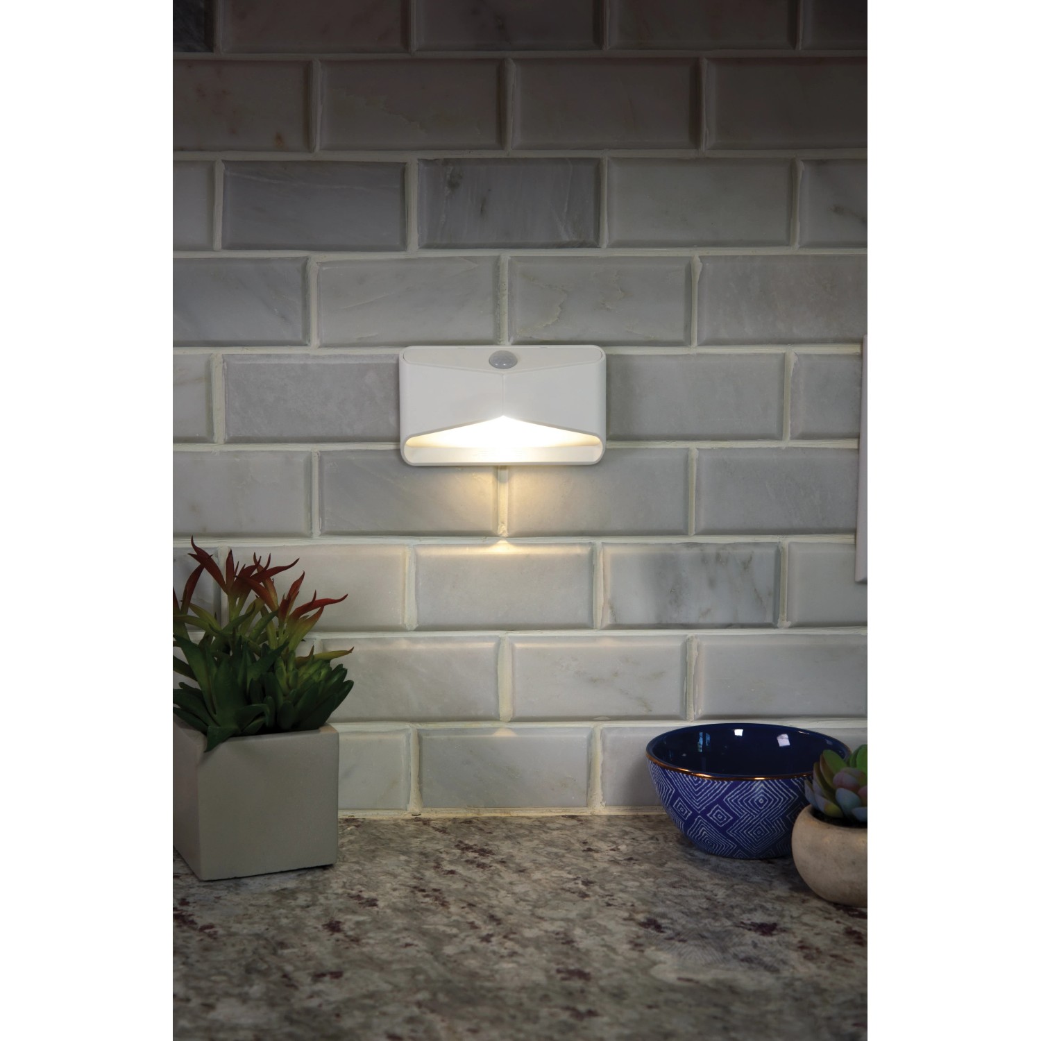 Mr.Beams MB710 Batterieleuchte mit Sensor an Wand, gibt Licht ab.