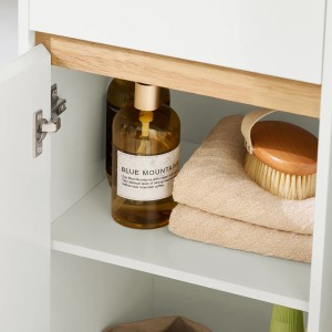 Detailaufnahme: Weißer SoBuy Hochschrank BZR80-W mit Handtüchern und Pflegeprodukten.
