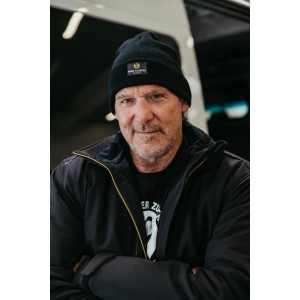 Mann mit Hans Schäfer Workwear Strickmütze in Schwarz. Arbeitskleidung für den Winter.