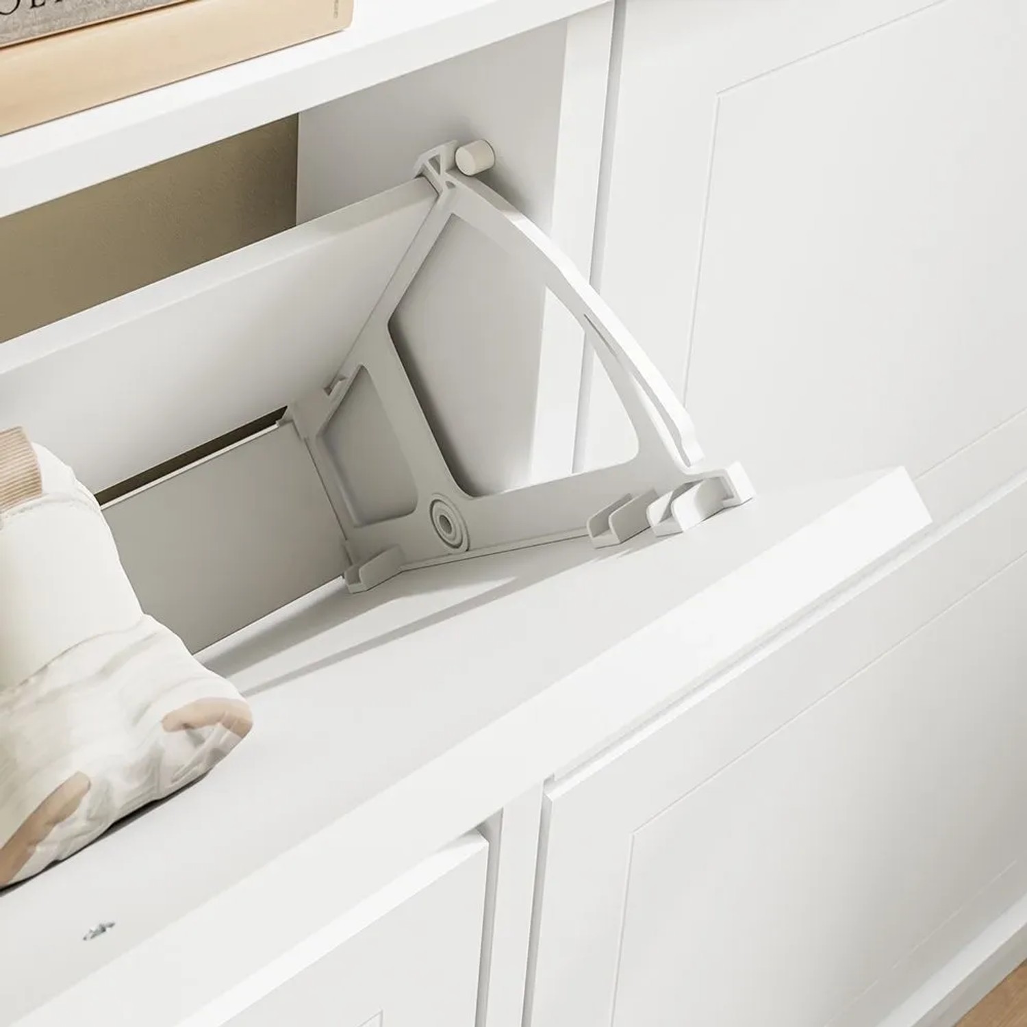 Detailaufnahme: Weißer, schmaler SoBuy Schuhschrank mit geöffneter Klappe und Schuh.