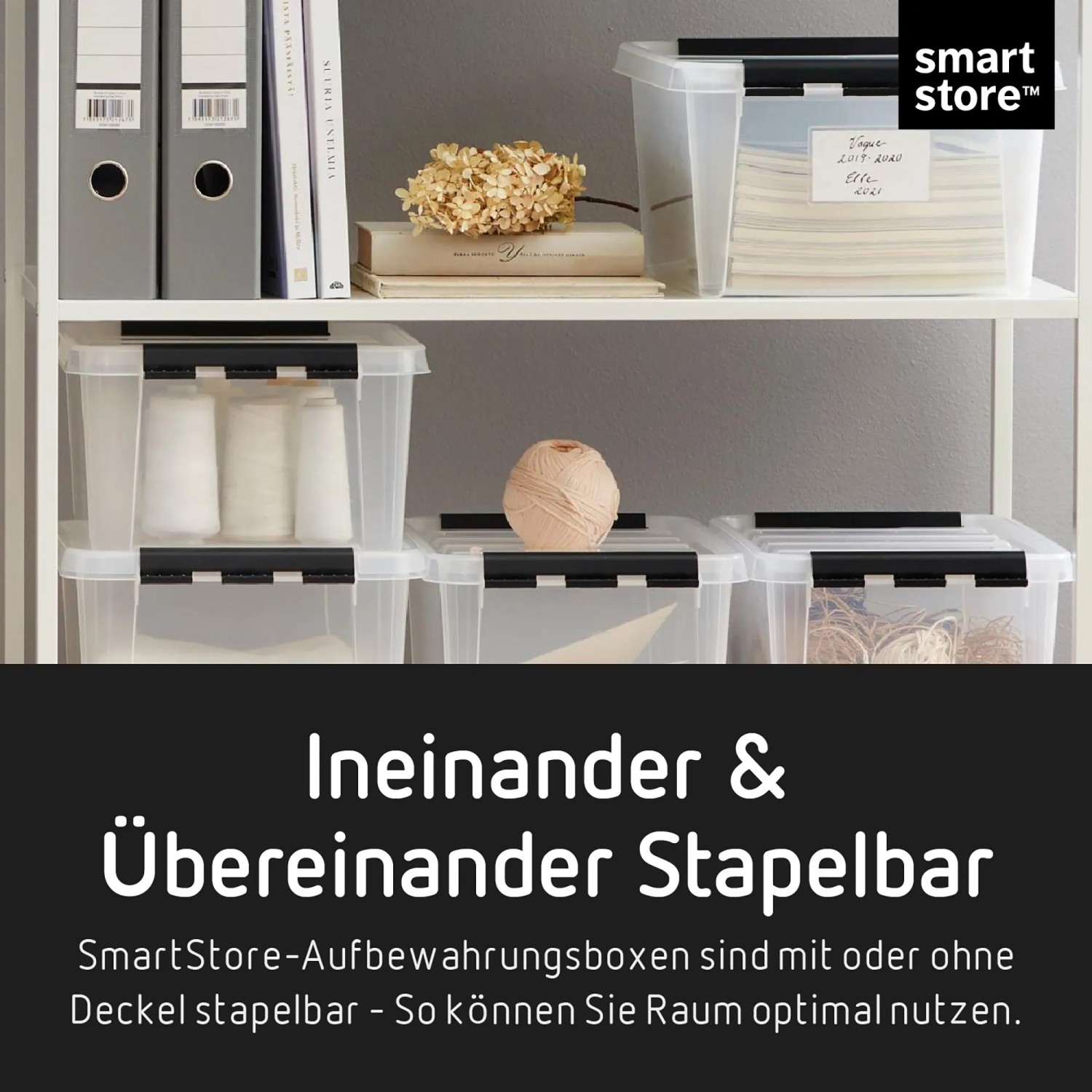 Gestapelte SmartStore Aufbewahrungsboxen Classic 46l im Regal, transparent mit schwarzem Deckel.