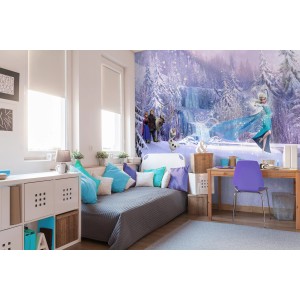 Komar Fototapete Frozen Forest im Kinderzimmer mit Elsa, Anna, Olaf und Kristoff vor Winterlandschaft.