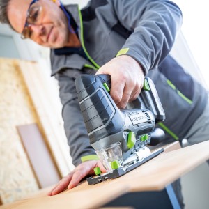 LUX Akku-Stichsäge A-ST-20 im Einsatz beim Sägen von Holz. Stichsäge aus dem 1 PowerSystem.