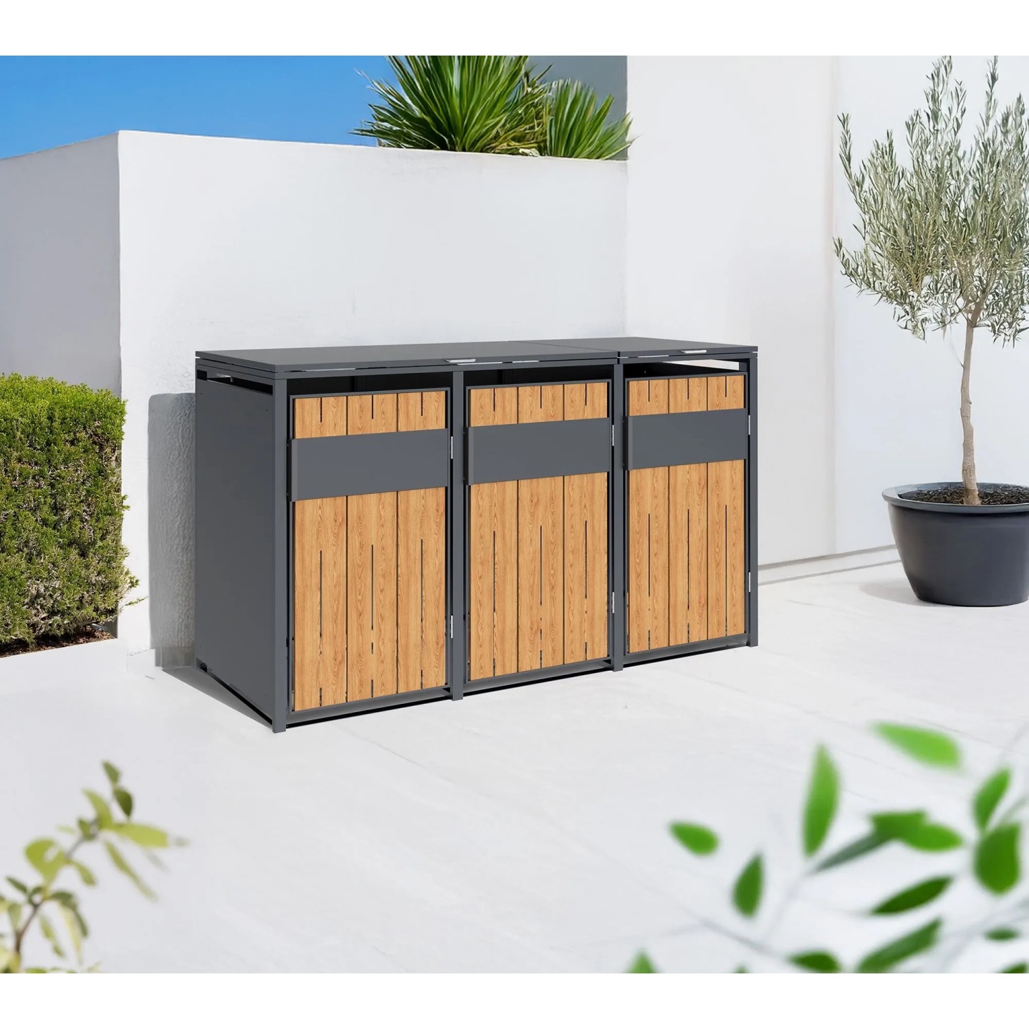 Westmann Mülltonnenbox Varius 3 für 3 Mülltonnen, Anthrazit Stahl mit Holzoptik Fronten, auf Terrasse.