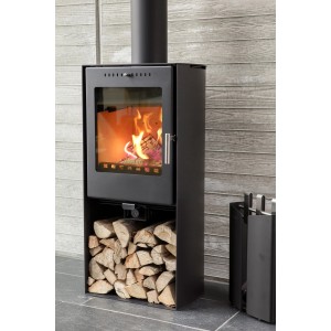 Schwarzer Aduro 19 Kaminofen (5 kW) mit Holzfach und brennendem Feuer.
