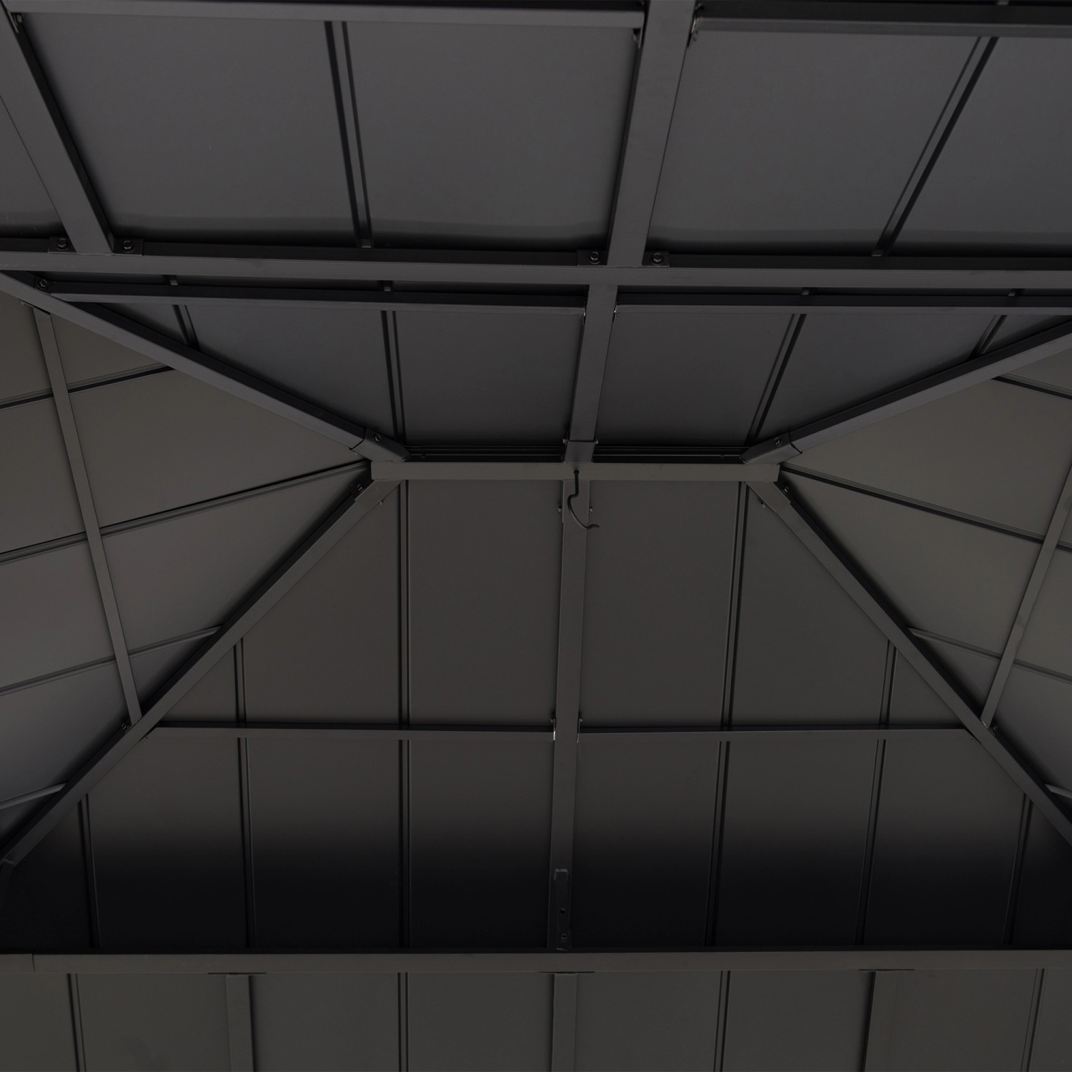 Innenansicht des schwarzen Sunjoy Gazebo Rysy Zedernholz Terrassenüberdachung mit Stahldach.