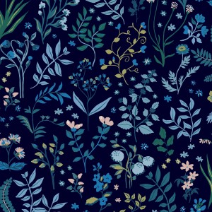 Blau gemusterte Vliestapete Holcombe Floral von Joules mit Blumen und Blättern.