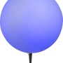 Weiße Globo TOULA Außen-Kugelleuchte mit Erdspieß, ein Gartenstrahler aus Kunststoff.