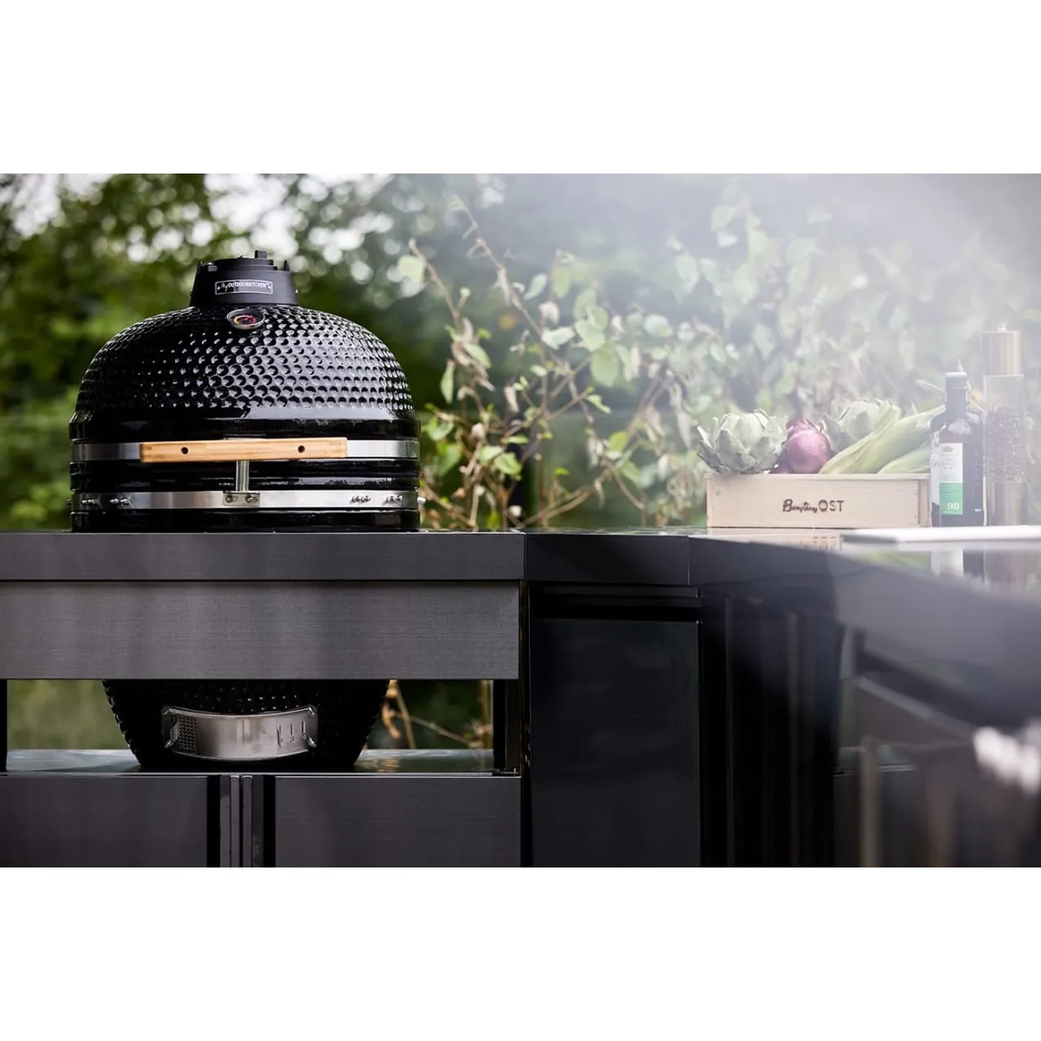 MyOutdoorKitchen Kamado Modul Black Collection. Schwarze Outdoorküche mit Kamado Grill.