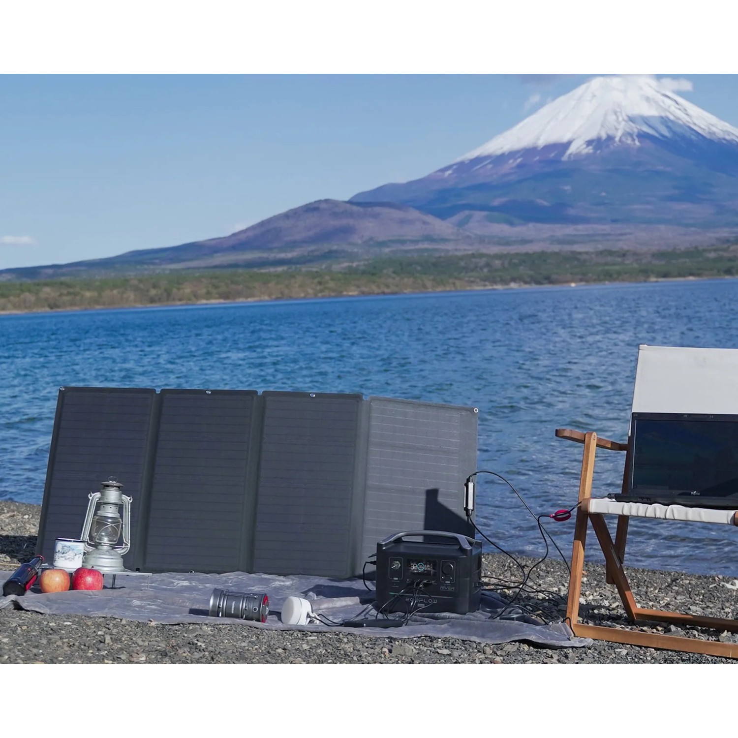 EcoFlow Solarpanel 160W in Schwarz, faltbar mit Powerstation in Outdoor-Szene.