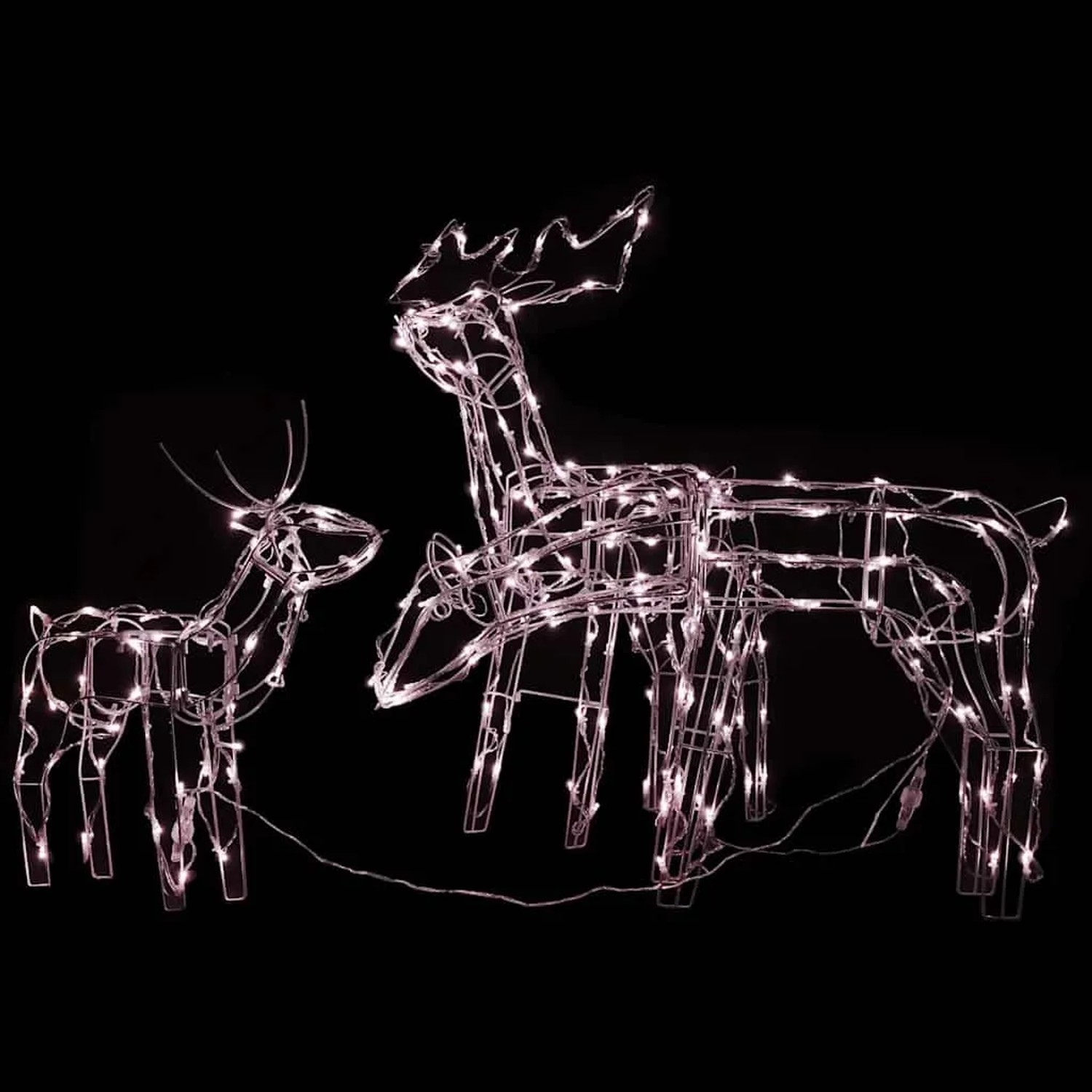Drei leuchtende LED-Rentiere in Warmweiß als Weihnachtsdekoration für Garten und Balkon.