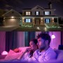 Philips Hue E27 LED-Lampe in Aktion: Hausbeleuchtung und gemütliches Ambiente im Wohnzimmer.