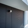 Moderne Lutec LED-Außenwandleuchte Cuba in Anthrazit an Fassade. Einstellbare Weißtöne.
