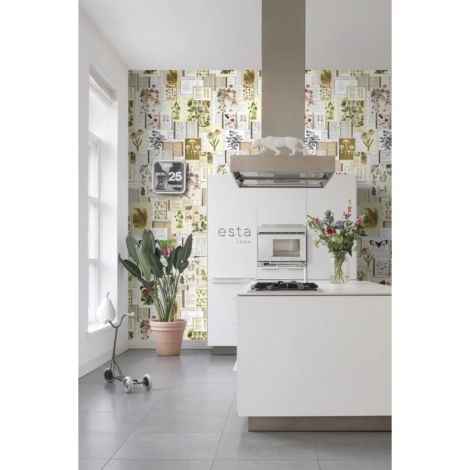ESTAhome Fototapete mit botanischen Motiven in Beige, Grün und Rosa in moderner Küche.