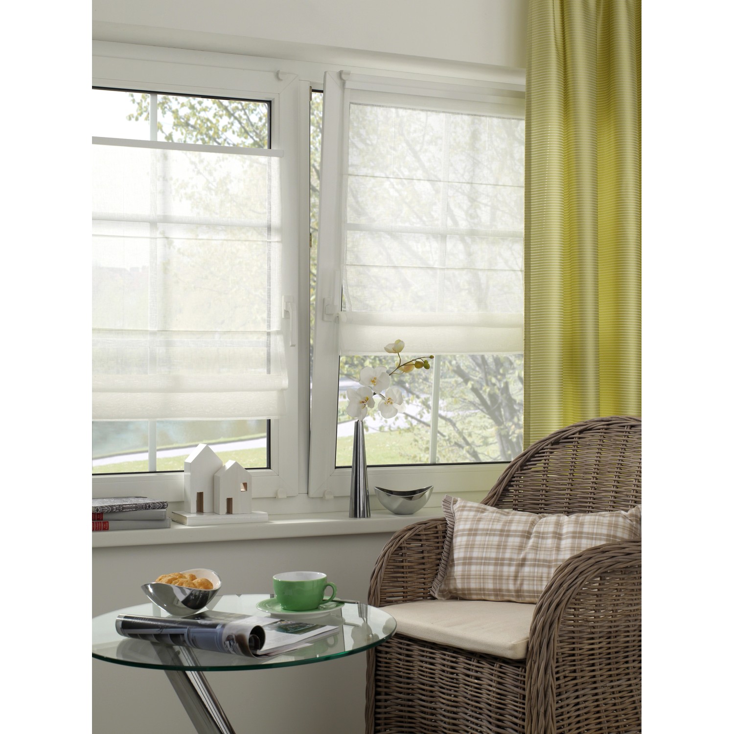 Gardinia EasyFix Raffrollo, 100x140 cm, weiß, am Fenster montiert. Lichtdurchlässiger Stoff.