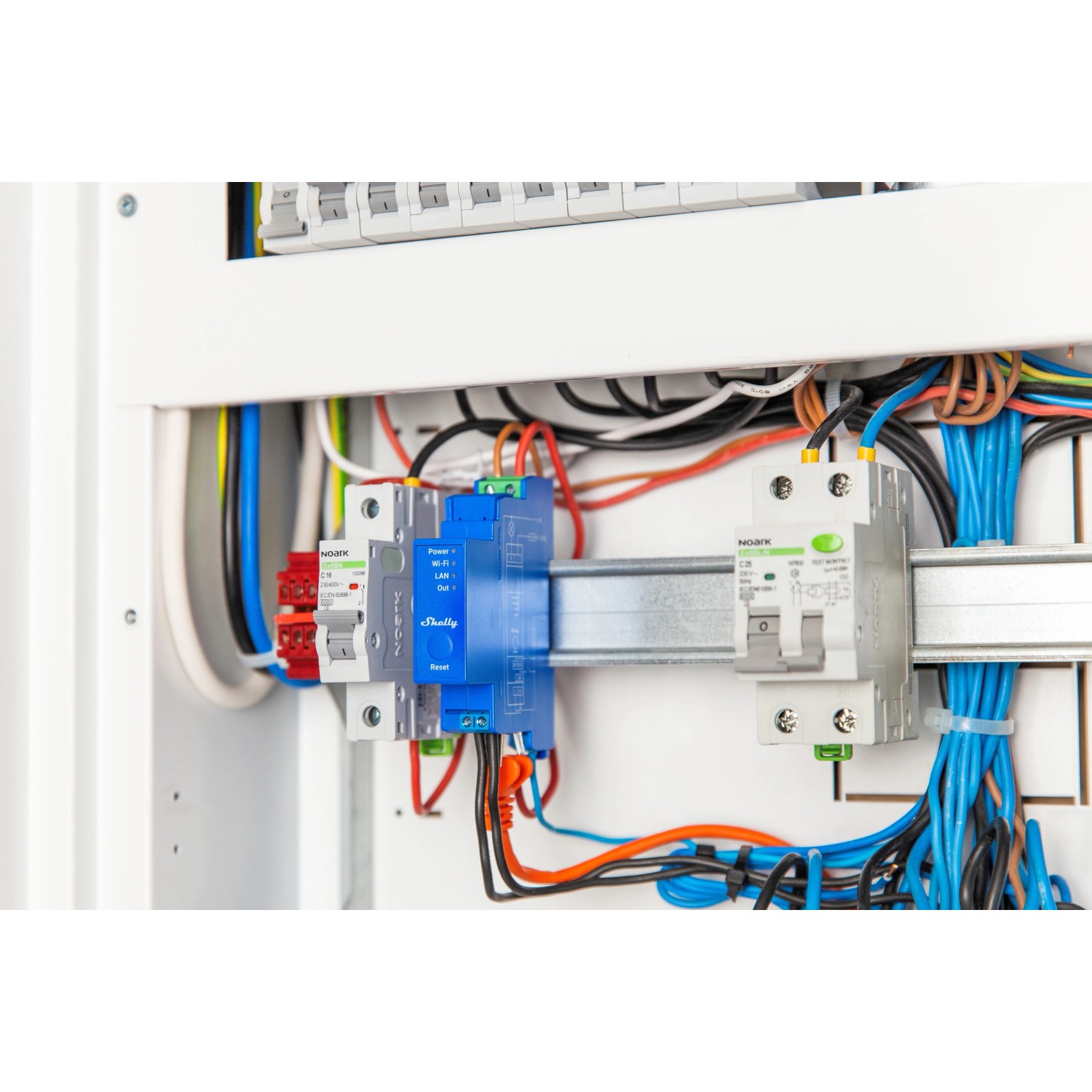 Blaues Shelly Pro 1 Relaismodul 1 Kanal 16A im Schaltschrank für die Hausautomation.